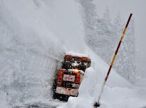 Japonia, îngropată sub zăpadă: Troiene de peste 4 metri și 30 de morți după ninsorile care nu se mai opresc (Foto & Video)