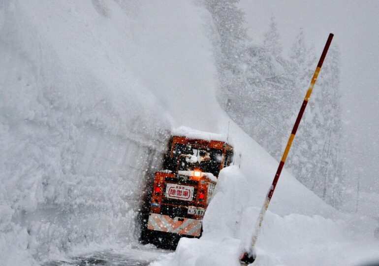 Japonia, îngropată sub zăpadă: Troiene de peste 4 metri și 30 de morți după ninsorile care nu se mai opresc (Foto & Video)