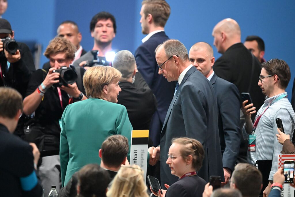De ce conservatorii germani nu se pot rupe de Angela Merkel. Și alinierea lui Merz