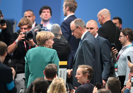 De ce conservatorii germani nu se pot rupe de Angela Merkel. Și alinierea lui Merz