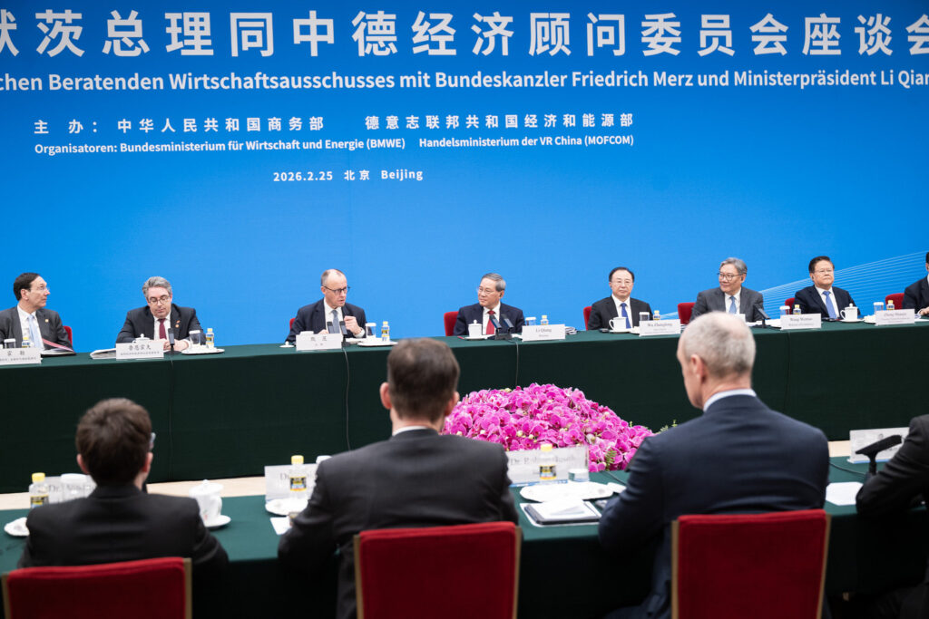 Ce face cancelarul Merz cu 30 de firme în vizită la Beijing