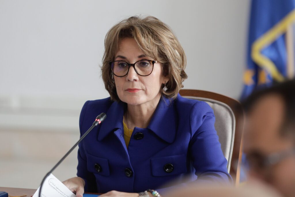 Din ce în ce mai multe voci îi cer lui Bolojan să plătească prima zi de concediu medical. După Kelemen Hunor, acum și din PNL