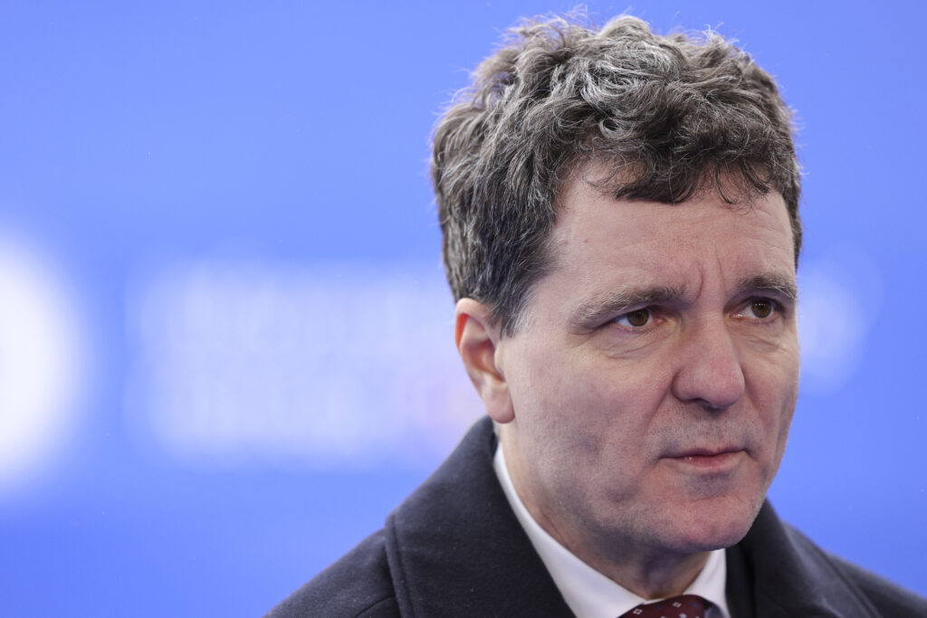 Nicușor Dan, un președinte care a pariat pe o șapcă MAGA