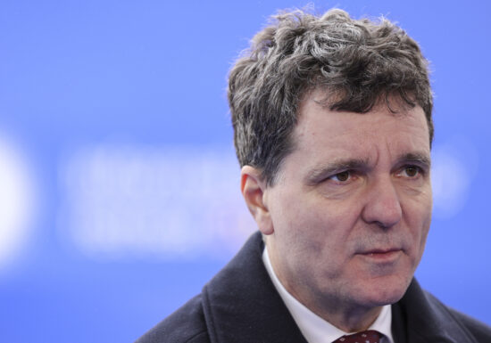 Nicușor Dan, un președinte care a pariat pe o șapcă MAGA