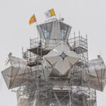 Moment istoric la Barcelona: A fost montată crucea de sticlă și oțel, piesa finală a celui mai înalt turn de la Sagrada Familia (Foto)