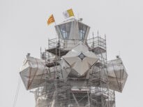 Moment istoric la Barcelona: A fost montată crucea de sticlă și oțel, piesa finală a celui mai înalt turn de la Sagrada Familia (Foto)