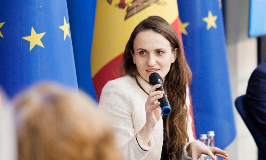 Oana Țoiu și mersul pe sârmă între București și Washington