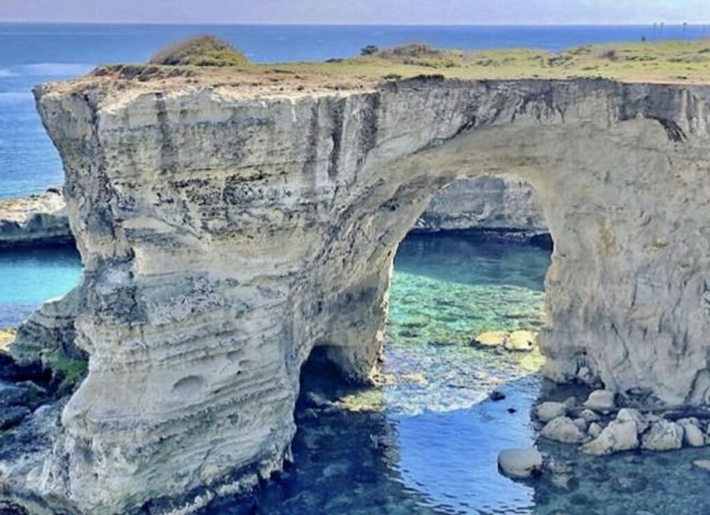 Celebrul Arc al Îndrăgostiților din Italia s-a prăbușit în mare chiar de Valentine’s Day (Foto &amp; Video)