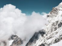 Momentul în care o avalanșă acoperă un munte din Alpi. Zeci de schiori privesc fascinați, apoi încearcă cu disperare să scape (Video)