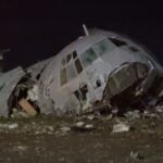 15 morți după ce un avion militar plin cu bani s-a prăbușit în Bolivia. Confruntări între poliție și oamenii veniți să adune bancnote (Video)