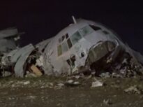 15 morți după ce un avion militar plin cu bani s-a prăbușit în Bolivia. Confruntări între poliție și oamenii veniți să adune bancnote (Video)