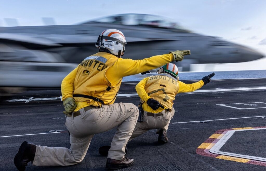 Ce vrea, de fapt, Trump să facă cu toată armata pe care a trimis-o la poarta Iranului