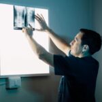 Depresia și osteoporoza, în strânsă legătură. Ce este „axa creier-os”, descoperită de cercetători