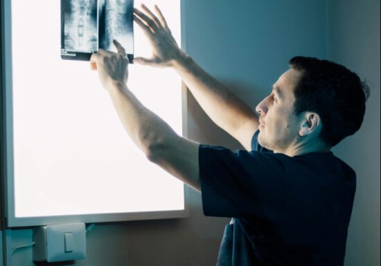 Depresia și osteoporoza, în strânsă legătură. Ce este „axa creier-os”, descoperită de cercetători