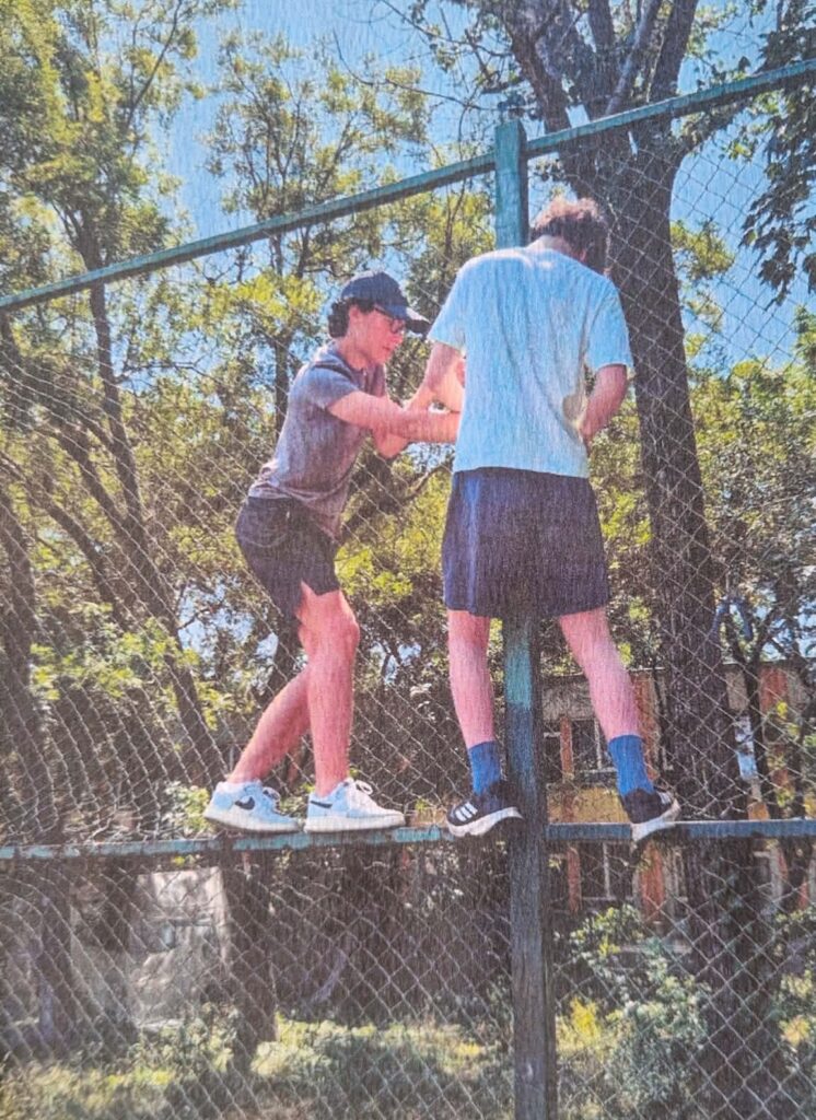 baieti pe gard repara