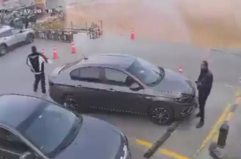 Momentul în care o groapă adâncă de 15 metri înghite o benzinărie (Video)