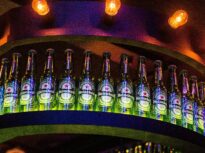 Heineken concediază 6.000 de angajați și mizează pe inteligența artificială pentru eficiență