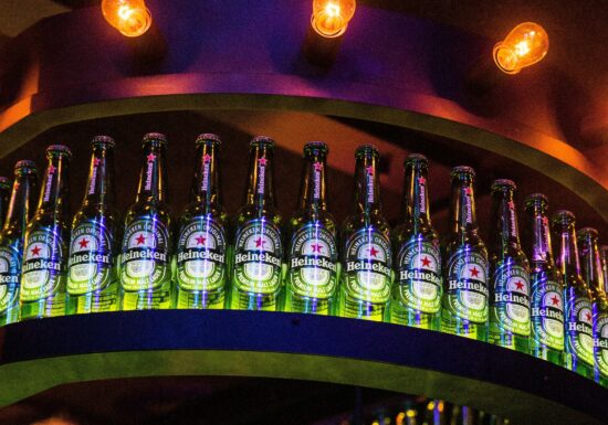 Heineken concediază 6.000 de angajați și mizează pe inteligența artificială pentru eficiență
