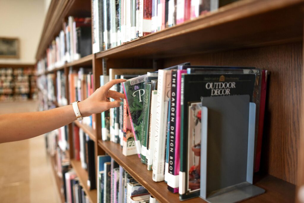 Peste 1.500 de bibliotecari riscă să-și piardă jobul, iar economia la buget e aproape zero. 1 din 10 biblioteci rurale a dispărut deja în doar trei ani