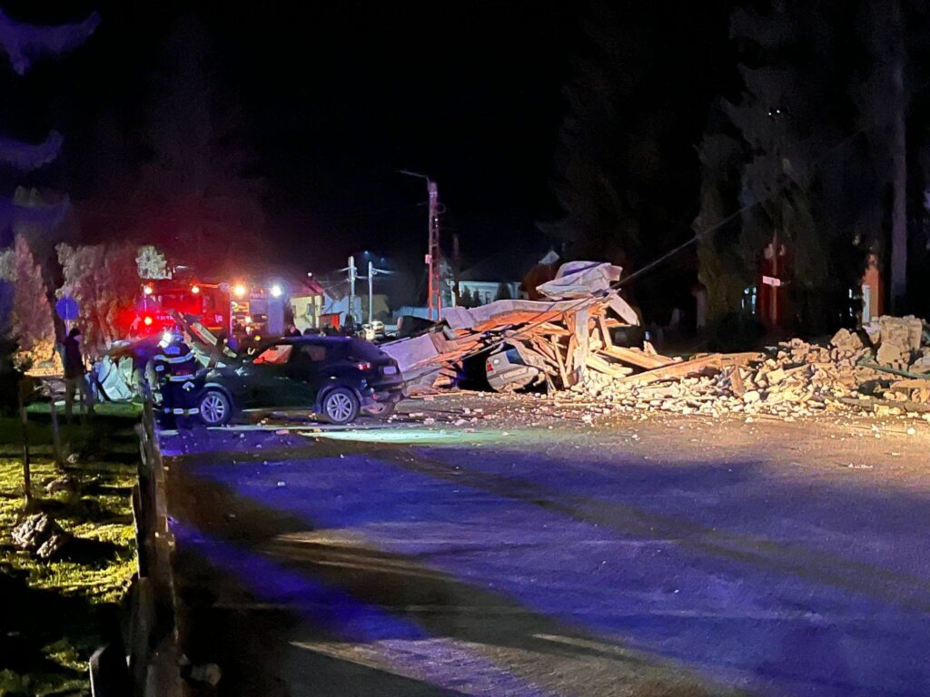 Turla unei biserici s-a prăbușit în Sălaj. O polițistă a fost surprinsă sub dărâmături (Foto&Video)