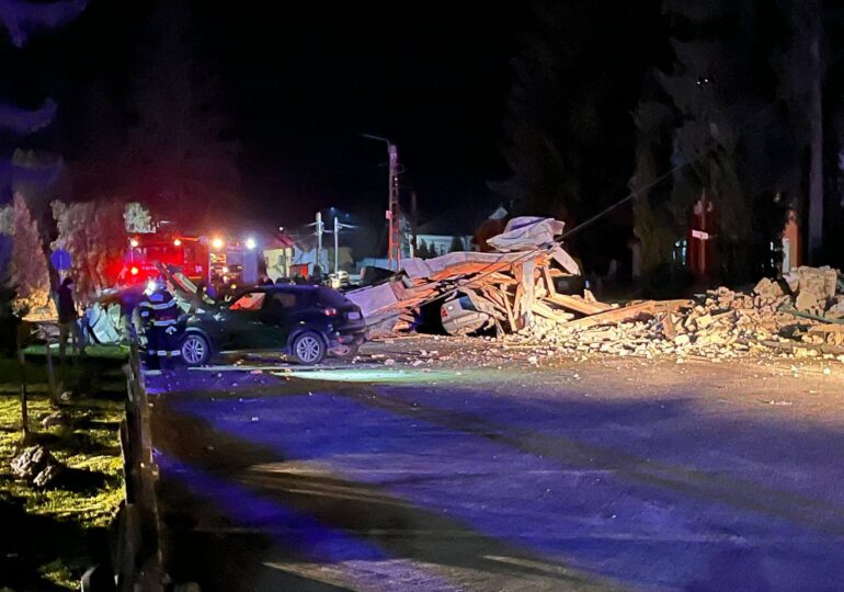 Turla unei biserici s-a prăbușit în Sălaj. O polițistă a fost surprinsă sub dărâmături (Foto&Video)