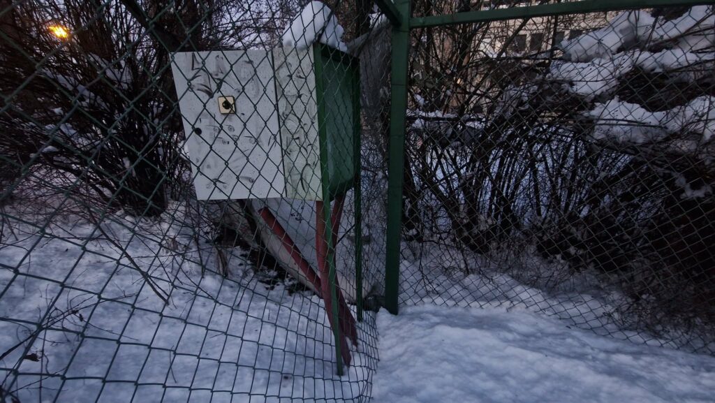 cablurile nocturnei terenului de fotbal de pe stra
