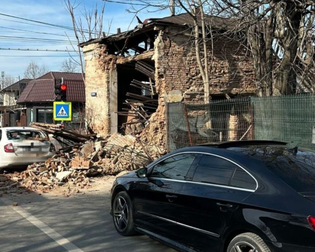 Giurgiu: Două mașini oprite la semafor, avariate, după ce a căzut pe ele peretele unei clădiri (Foto)