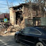 Giurgiu: Două mașini oprite la semafor, avariate, după ce a căzut pe ele peretele unei clădiri (Foto)