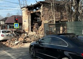 Giurgiu: Două mașini oprite la semafor, avariate, după ce a căzut pe ele peretele unei clădiri (Foto)