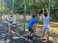 Terenul „fantomă” din București. Povestea unui loc de joacă inaugurat de primar, dar ajuns ruină pentru că oficial nu a existat