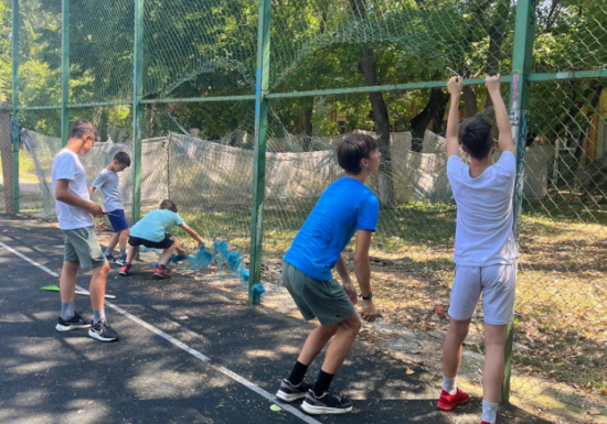 Sectorul 1: un teren de fotbal inaugurat cu poze, dar care nu exista, în actele primăriei. Copiii plătesc haosul administrativ