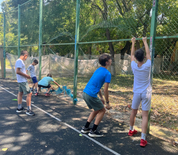 Sectorul 1: un teren de fotbal inaugurat cu poze, dar care nu exista, în actele primăriei. Copiii plătesc haosul administrativ