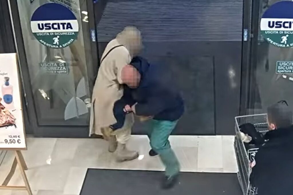 Român arestat în Bergamo după ce a încercat să răpească o fetiță în fața unui supermarket. Copilul a fost rănit grav (Video)