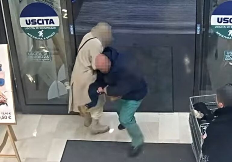 Român arestat în Bergamo după ce a încercat să răpească o fetiță în fața unui supermarket. Copilul a fost rănit grav (Video)