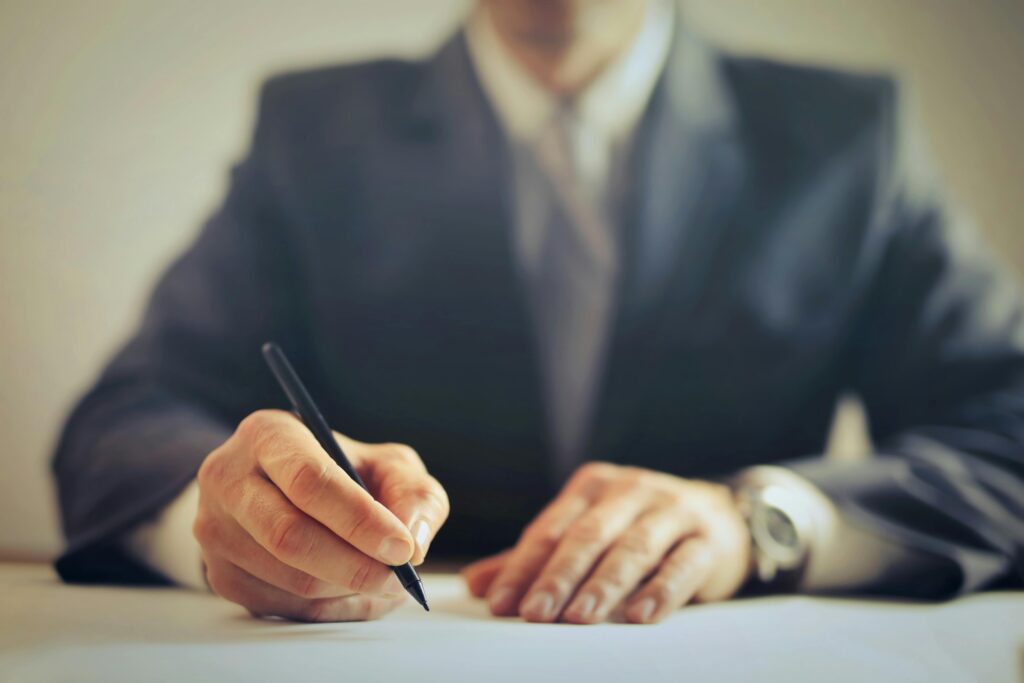 Rotație obligatorie în funcțiile publice de conducere: cel mult două mandate și evaluări pe competențe