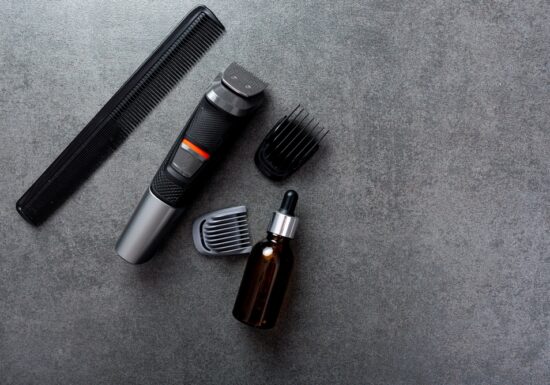 Uleiul pentru mașini de tuns: de ce este esențial pentru întreținerea echipamentului tău?