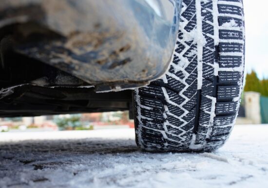 Frânare eficientă pe ploaie, zăpadă sau drumuri uscate: rolul plăcuțelor de frână