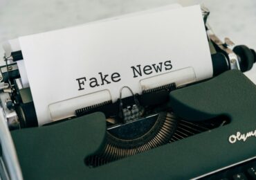 Afirmațiile false încep să pară adevărate cu cât le auzim mai des. Toți suntem vulnerabili, dar există o cale de a ne proteja