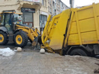 Șoseaua din centrul Galațiului s-a surpat, iar o mașină de gunoi a căzut în groapă (Video)
