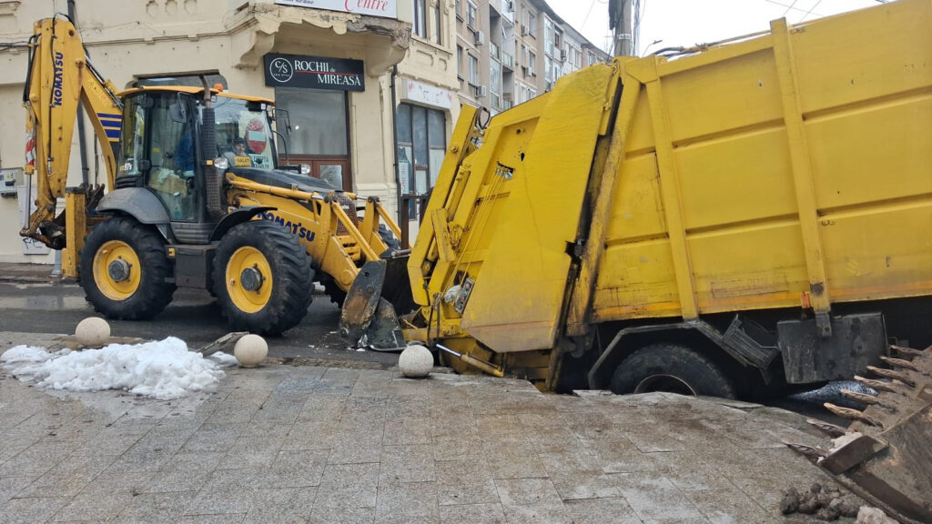 Șoseaua din centrul Galațiului s-a surpat, iar o mașină de gunoi a căzut în groapă (Video)