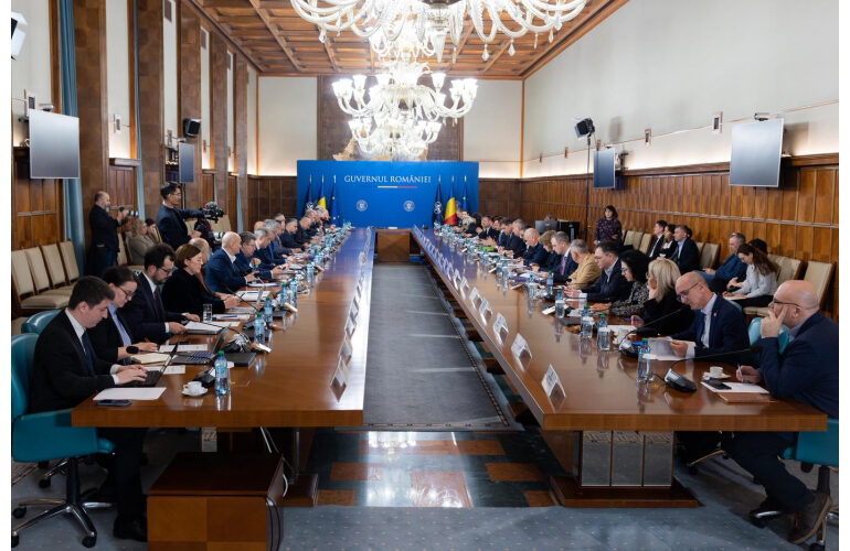Discuții la guvern pe relansarea economică. Patronatele: Deja se văd „mugurii unei crize”. Sindicatele cer evaluări instituție cu instituție (Video)