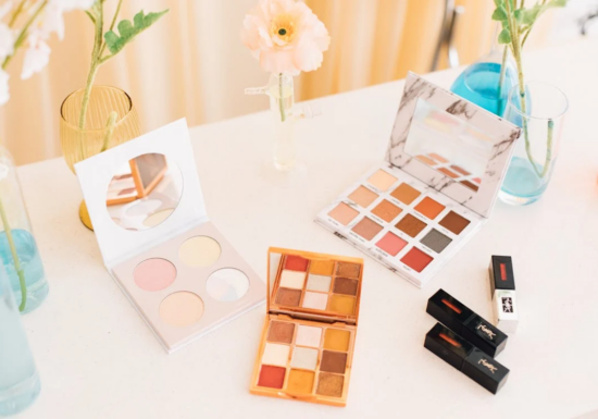 Masa machiaj, cadoul ideal pentru pasionatele de beauty