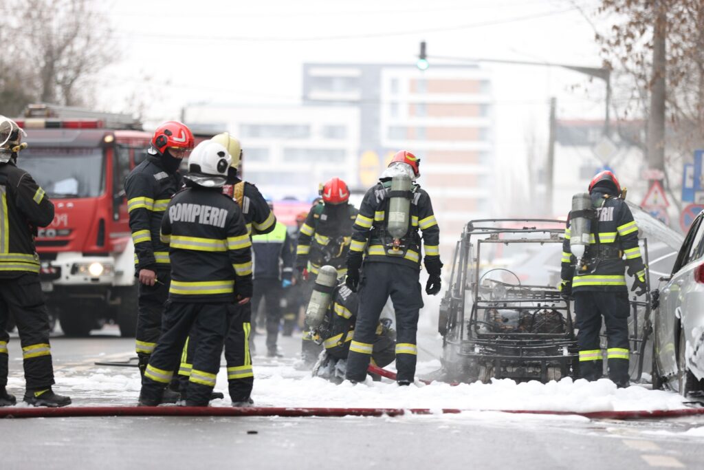 Incendiu puternic în București. S-a aprins o mașină electrică, focul s-a extins. O femeie a murit (Video) UPDATE
