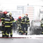 Incendiu puternic în București. S-a aprins o mașină electrică, iar focul s-a extins la mai multe autoturisme. O femeie a murit (Video)