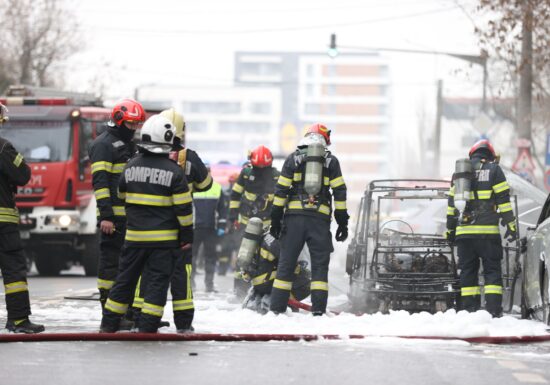 Incendiu puternic în București. S-a aprins o mașină electrică, focul s-a extins. O femeie a murit (Video) <span style="color:#990000;">UPDATE</span>