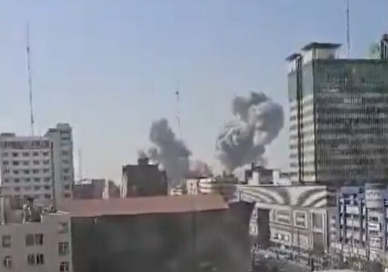 <span style="color:#990000;">Ziua 6 de război în Orientul Miljociu</span> Israelul trece la faza următoare și anunță "noi surprize". Teheranul răspunde la fel. Aproape 1.000 de nave blocate lângă Ormuz. Când s-a luat decizia lichidării lui Khamenei