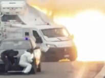 Momentul în care hoți înarmați atacă cu explozivi o dubă blindată pe o autostradă din Italia (Video)