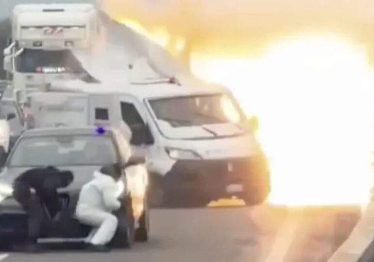 Momentul în care hoți înarmați atacă cu explozivi o dubă blindată pe o autostradă din Italia (Video)