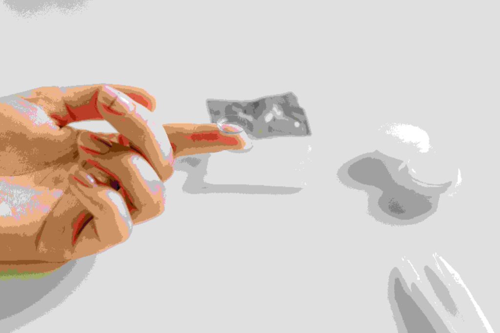 Un nou tip de lentile de contact ar putea ajuta la prevenirea unei boli grave, care duce la orbire