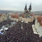 „Nu suntem singuri!”. Zeci de mii de oameni au ieșit în stradă la Praga în sprijinul președintelui (Video)
